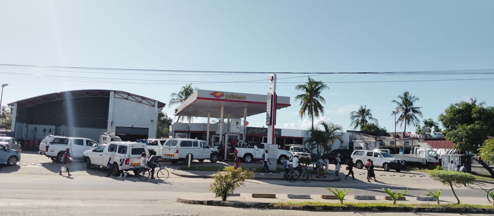 Crise de Combustível em Quelimane: Filas Intermináveis Dominam as Bombas