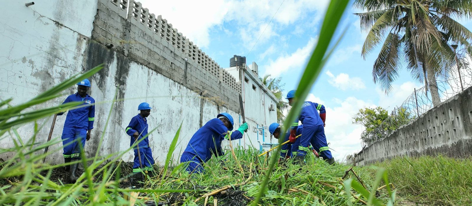 Operação Sinacura: EMUSA limpa valas para travar inundações