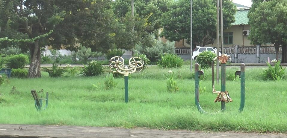 ABANDONO NA MARGINAL: Ginásio ao ar livre degrada-se por falta de manutenção