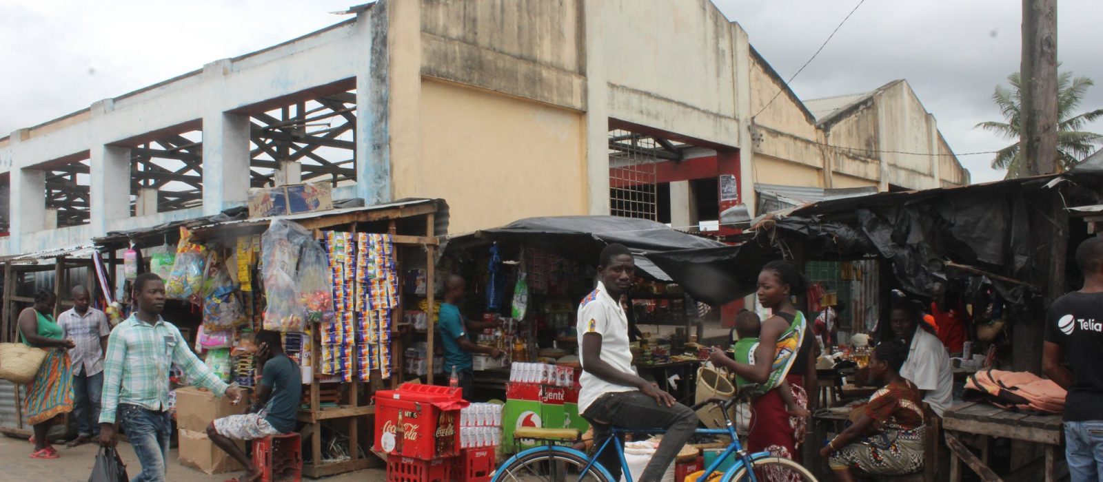 Excesso de lixo no mercado de Brandão gera revolta e boicote ao pagamento de taxas