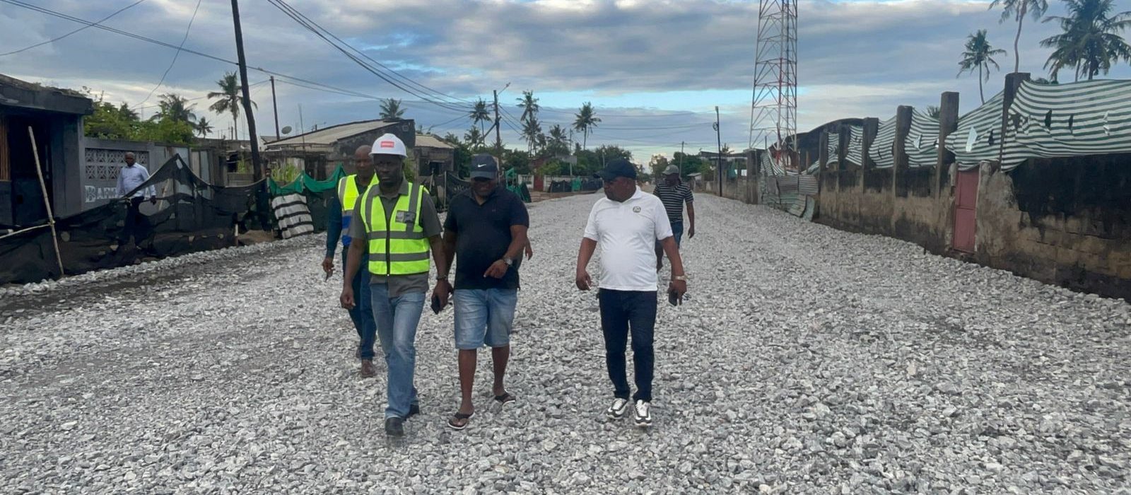 QUELIMANE EM OBRAS: Araújo fiscaliza chegada de material para Pavimentação da Av. Agostinho Neto