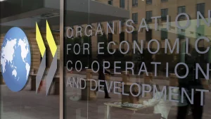 Vista exterior da organização que reúne decisores globais num momento de mudanças na cooperação internacional.